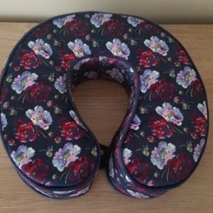 NWOT Isaac Mizrahi Neck Pillow